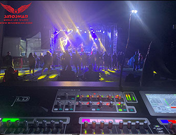 United States – Sinoswan ST80 Mobile Stage Enhances Outdoor Event